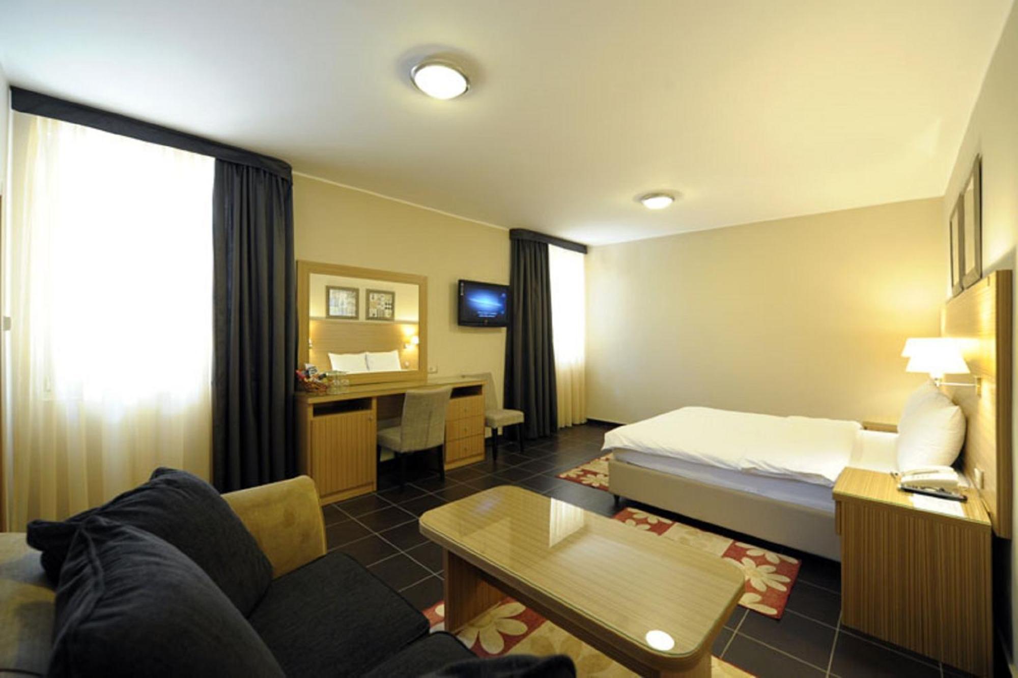 Hotel 1000 Ruza Belgrád Szoba fotó