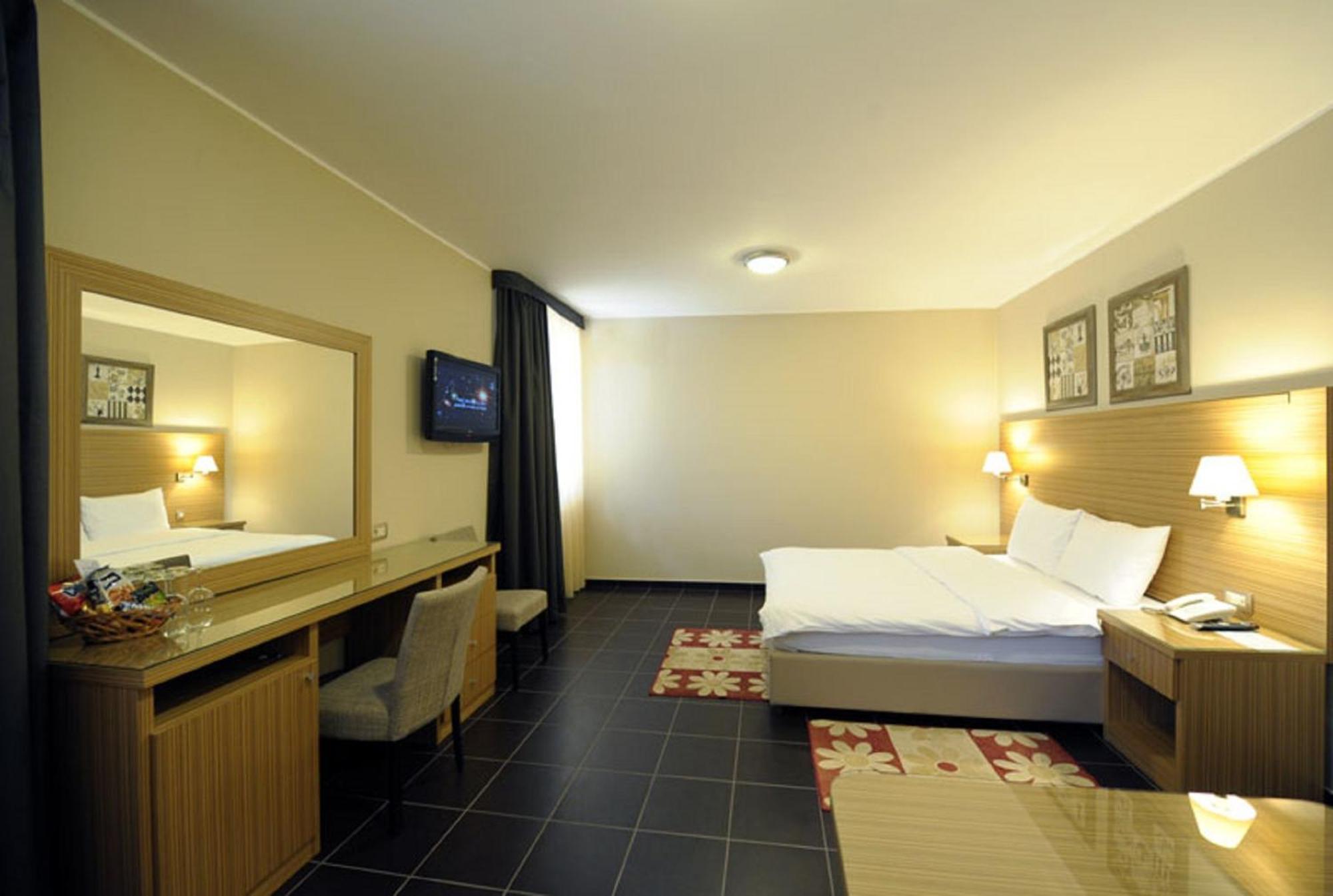 Hotel 1000 Ruza Belgrád Szoba fotó